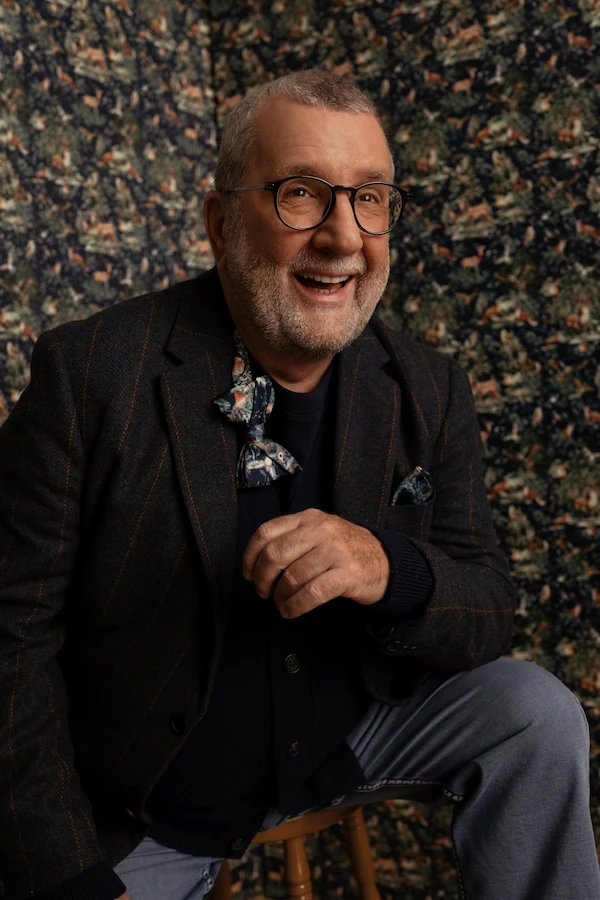 Photo de Régis Labeaume qui porte fièrement le noeud papillon PROCURE 2025